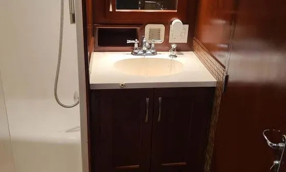 1995 Hatteras 39 Convertible — Rebuilt Detroit Diesels, Marathon