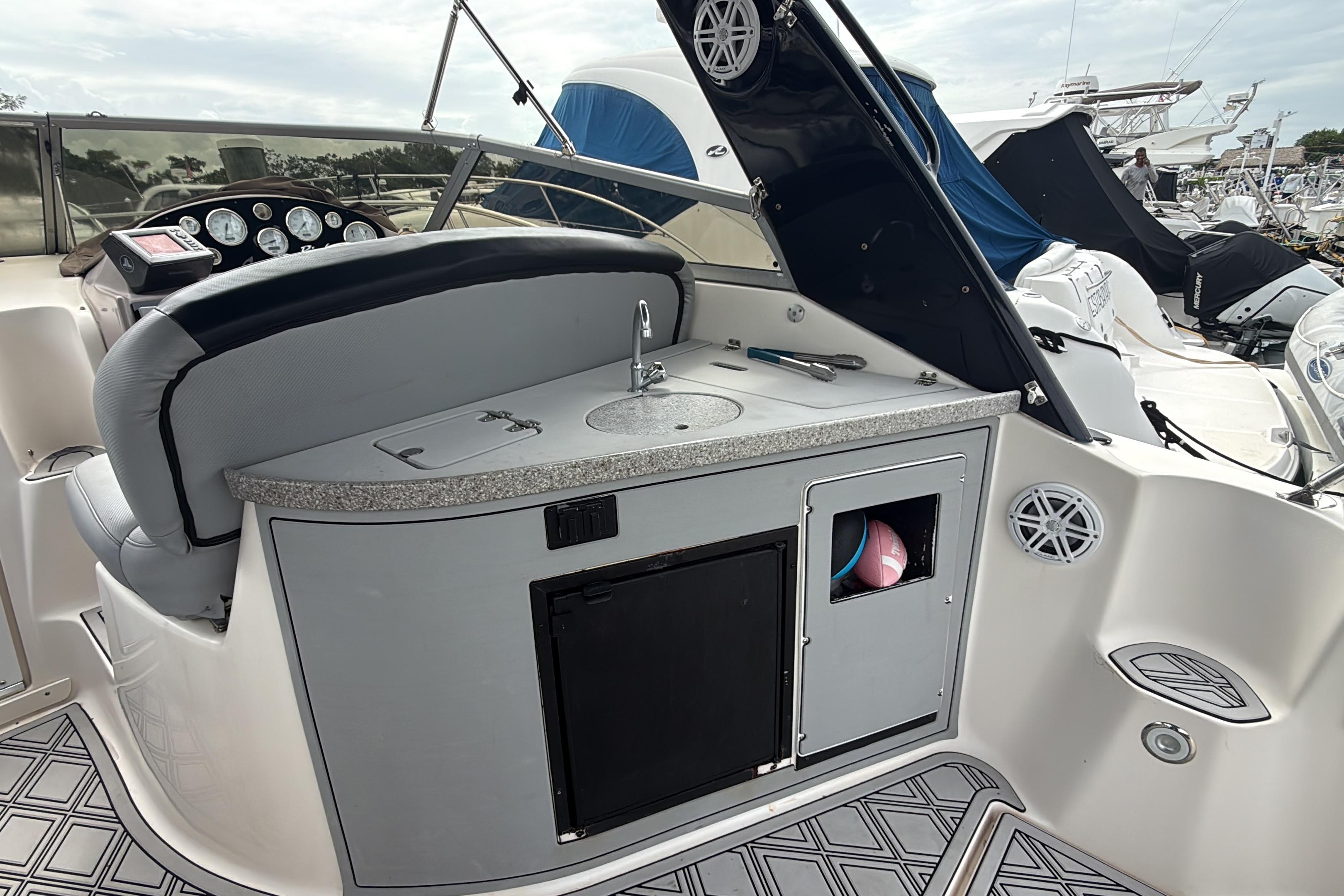2004 Rinker Fiesta Vee 342