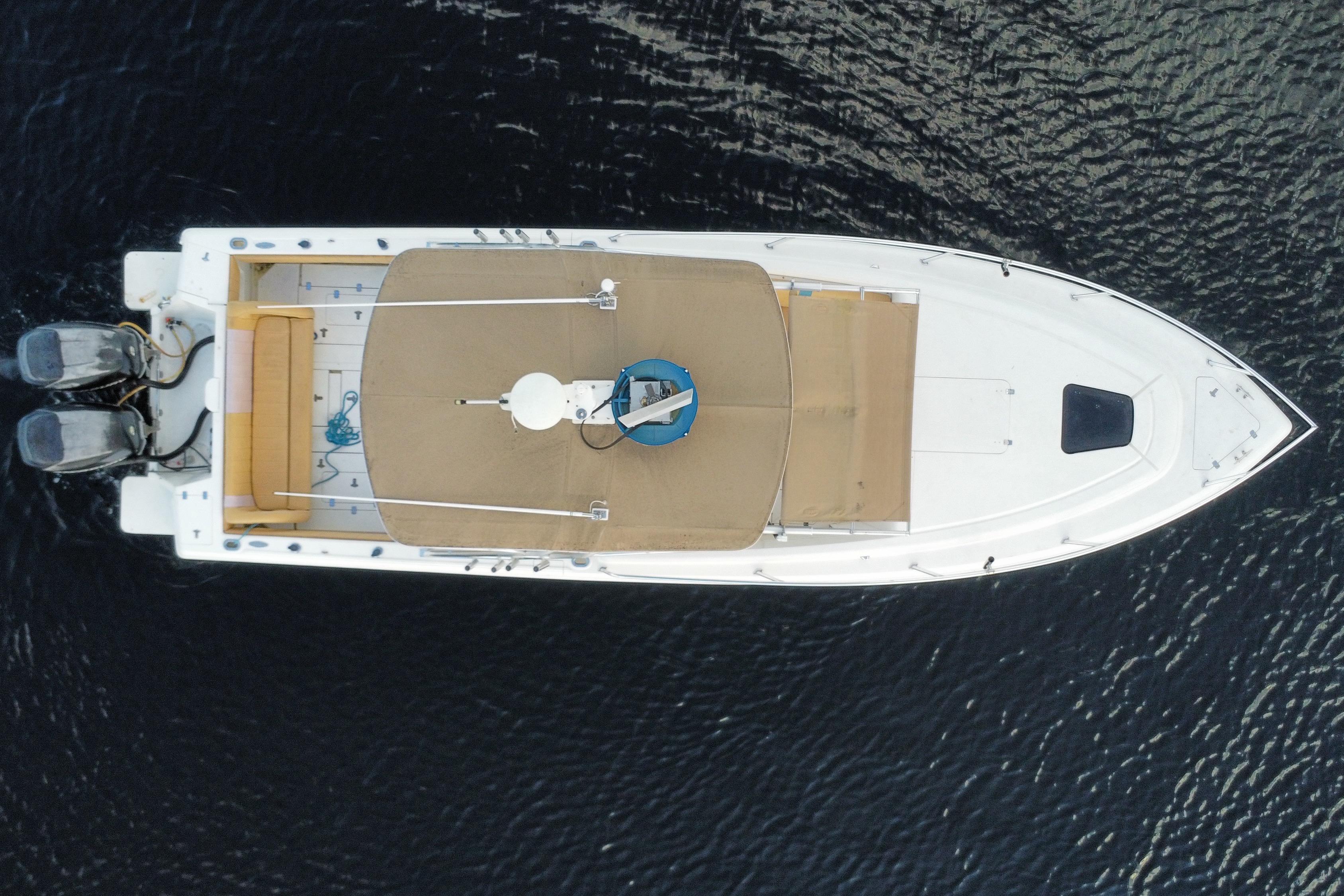 2005 Intrepid 323 Cuddy