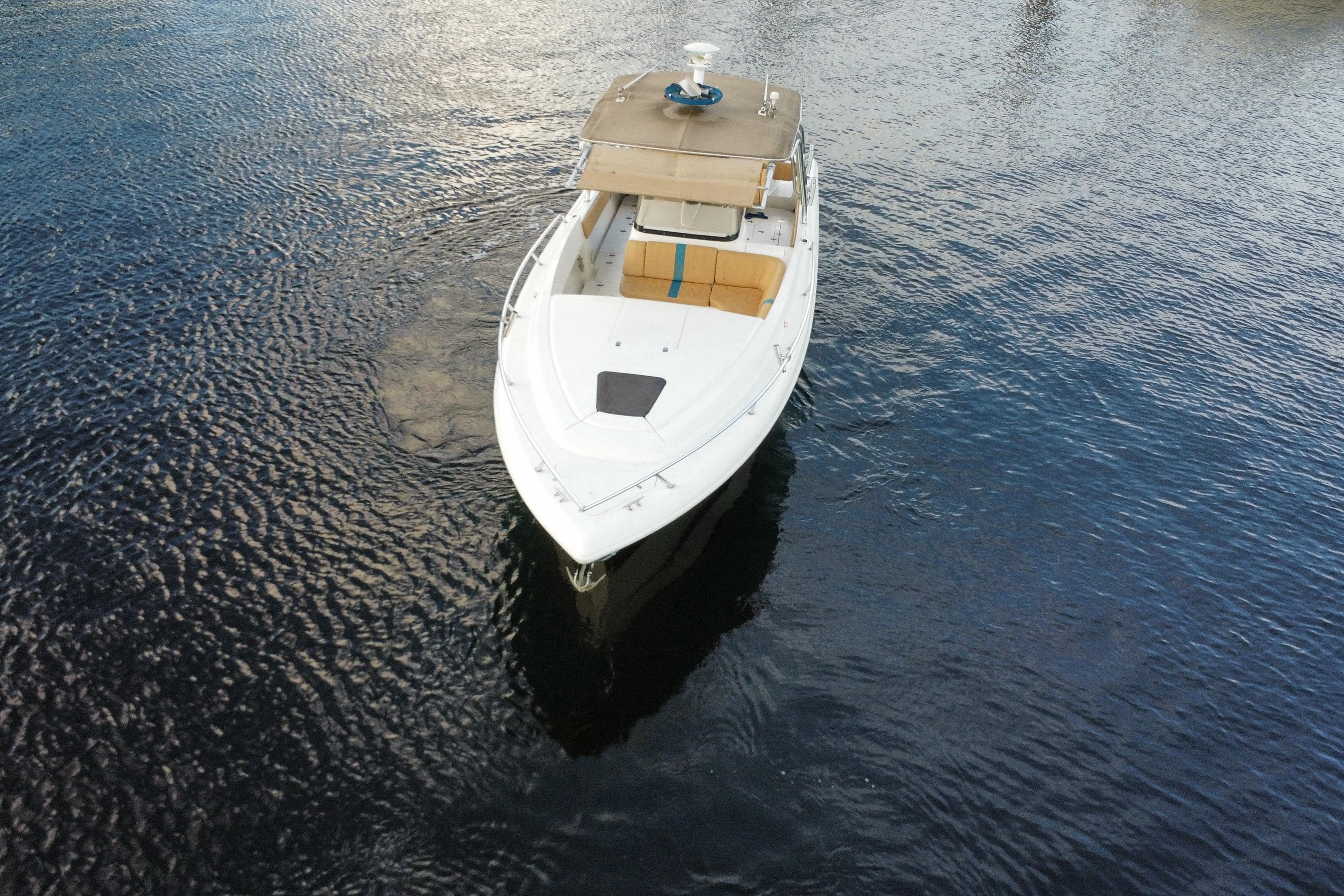 2005 Intrepid 323 Cuddy