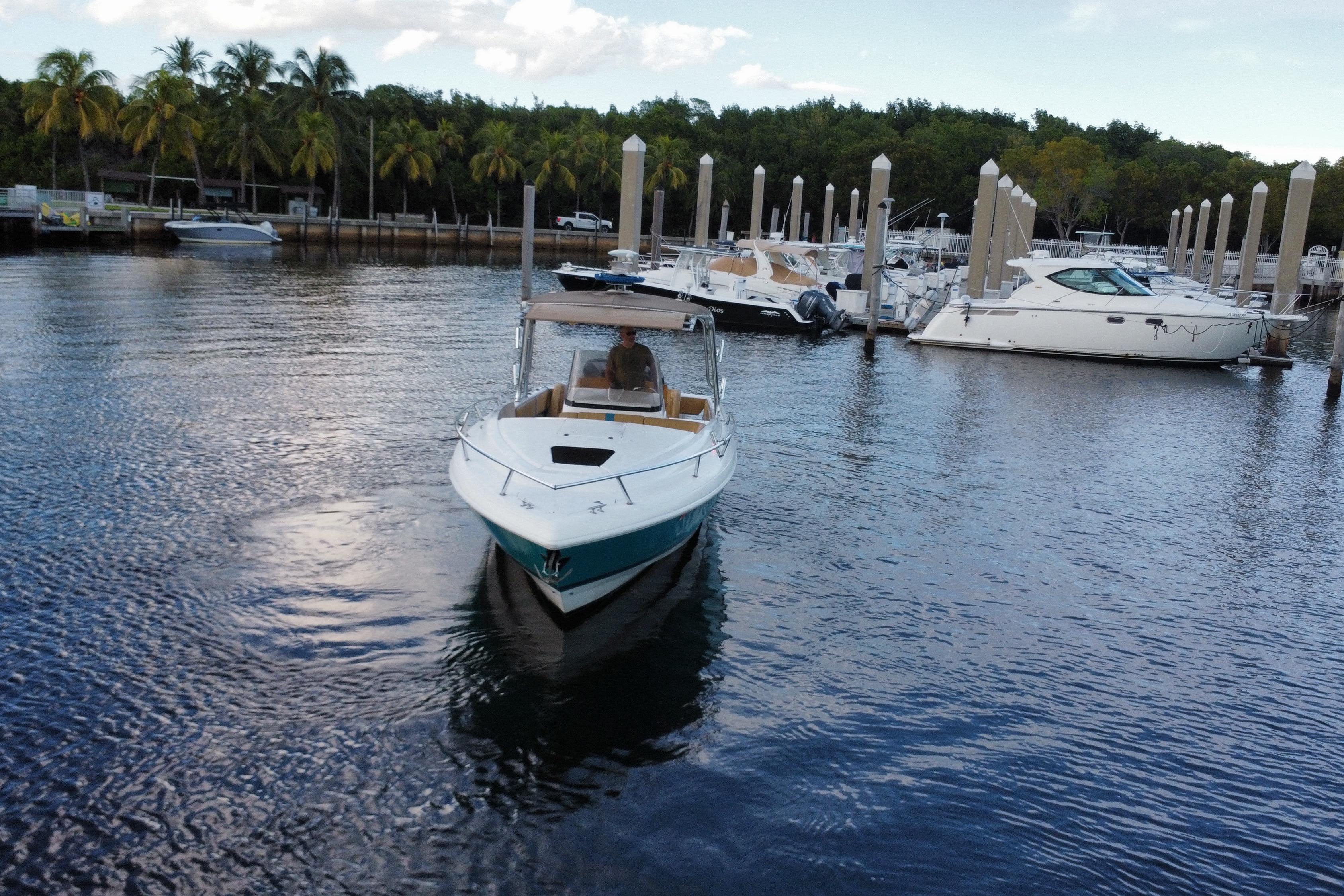 2005 Intrepid 323 Cuddy