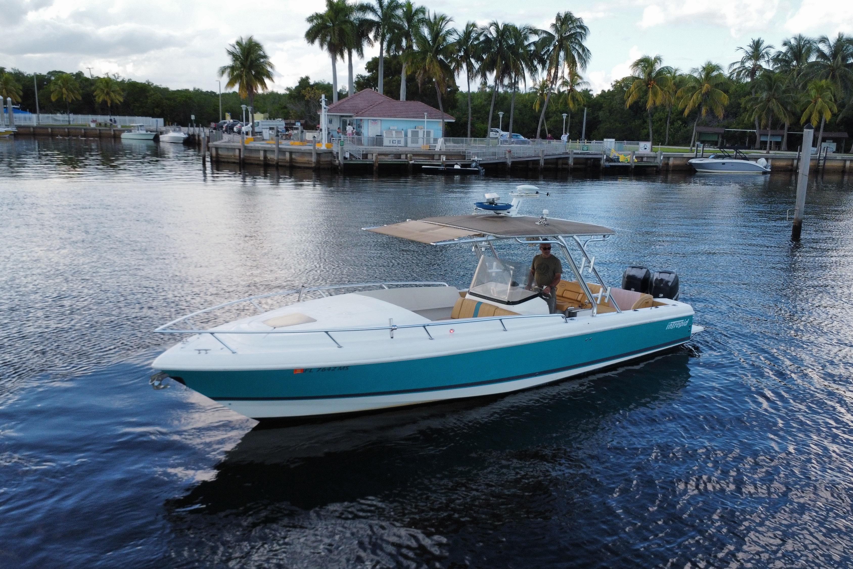 2005 Intrepid 323 Cuddy