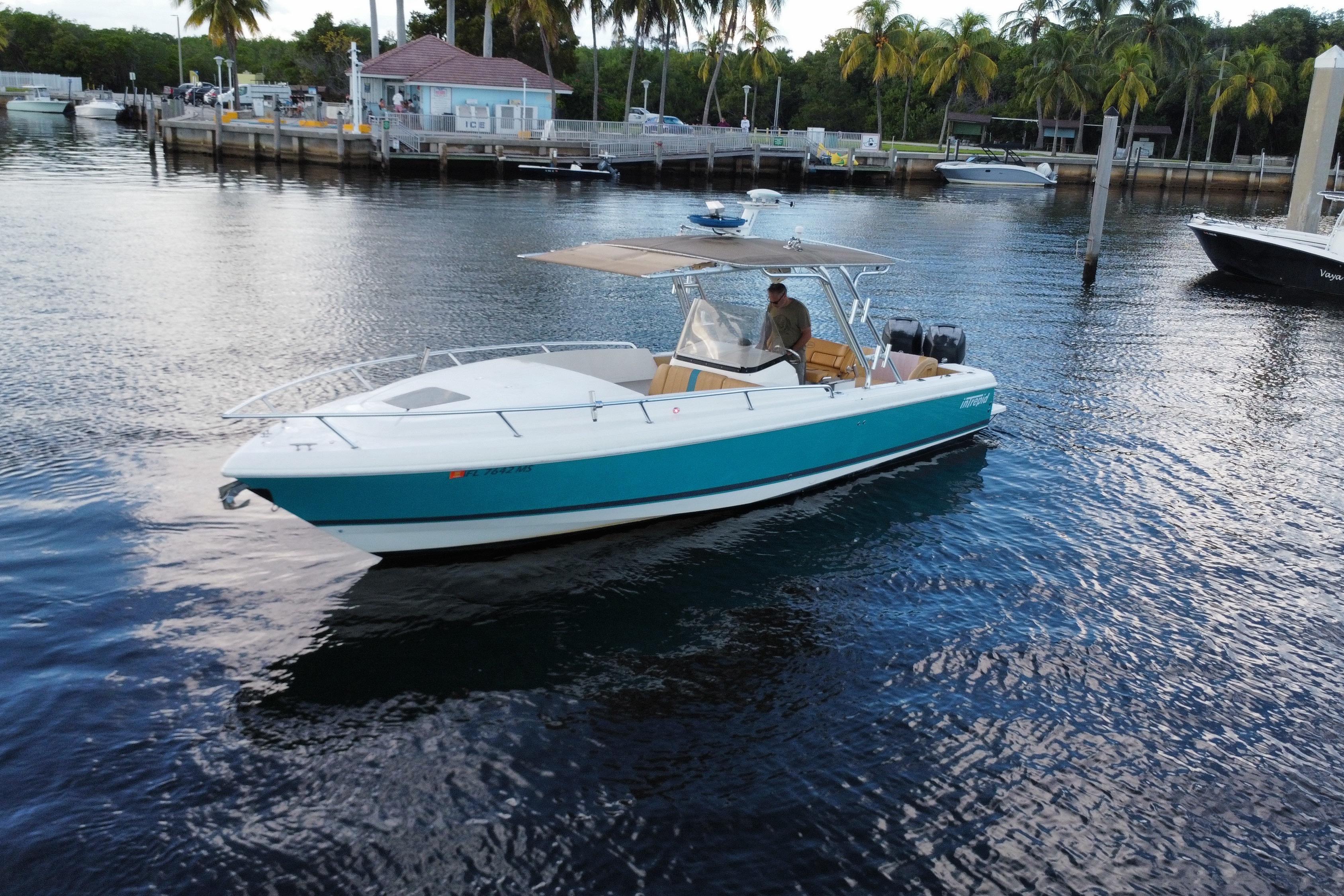 2005 Intrepid 323 Cuddy