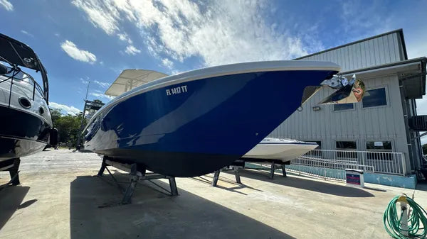 2005 Intrepid 323 — Twin Yamaha F350s, Miami