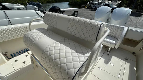 2005 Intrepid 323 — Twin Yamaha F350s, Miami