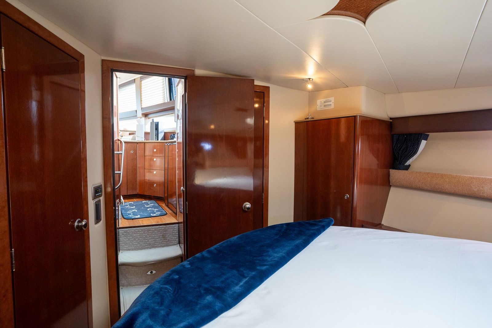 2009 Meridian 391 Sedan — Twin Cummins 760hp, Key Biscayne