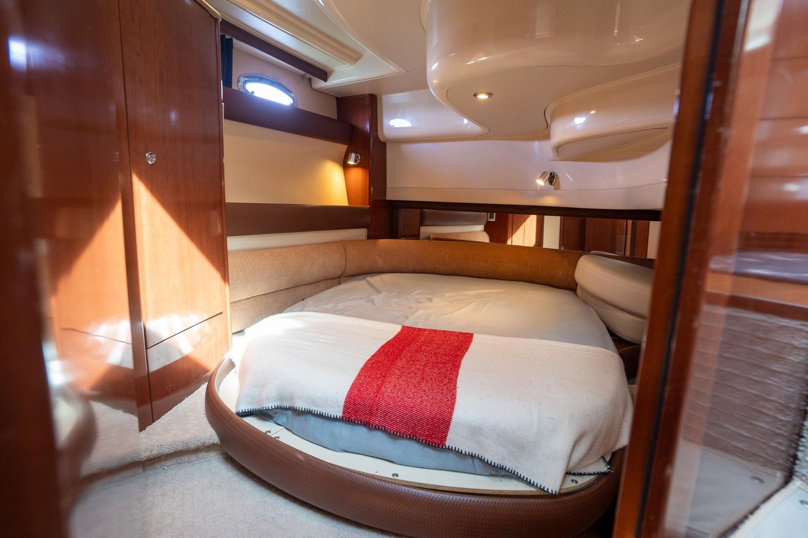 2009 Meridian 391 Sedan — Twin Cummins 760hp, Key Biscayne
