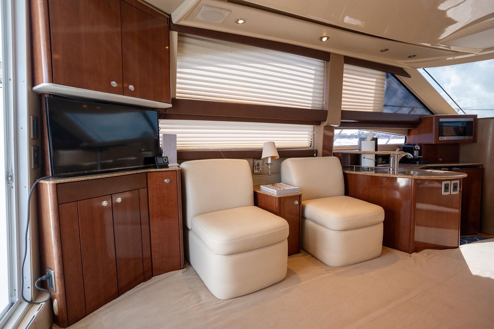 2009 Meridian 391 Sedan — Twin Cummins 760hp, Key Biscayne