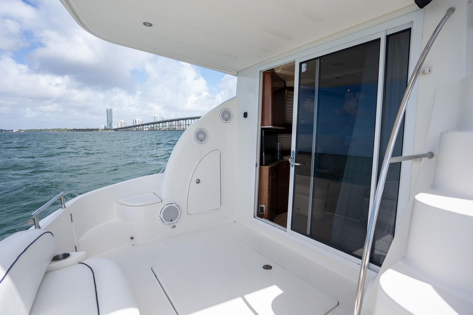 2009 Meridian 391 Sedan — Twin Cummins 760hp, Key Biscayne