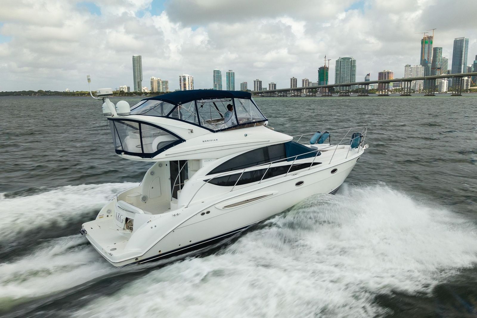 2009 Meridian 391 Sedan — Twin Cummins 760hp, Key Biscayne