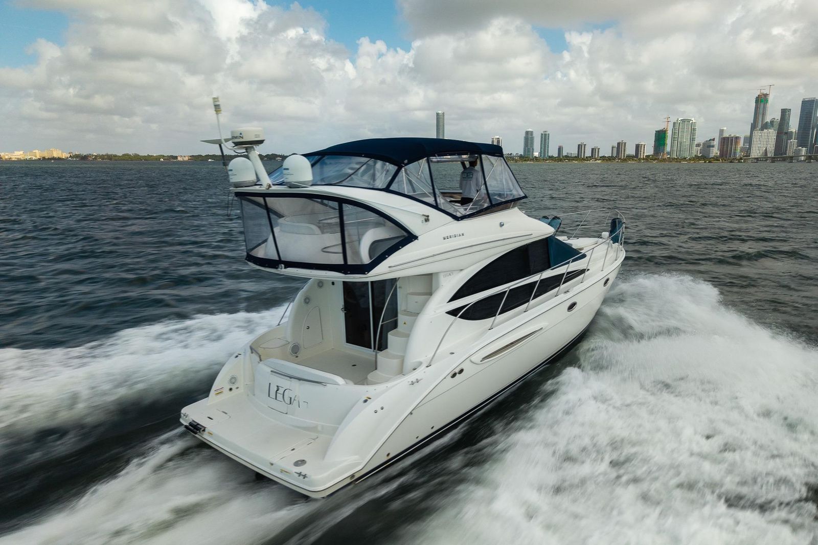 2009 Meridian 391 Sedan — Twin Cummins 760hp, Key Biscayne