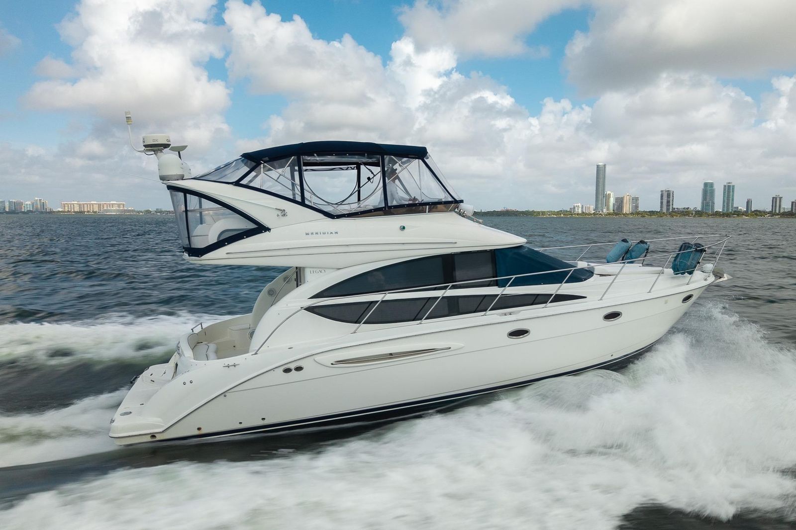 2009 Meridian 391 Sedan — Twin Cummins 760hp, Key Biscayne