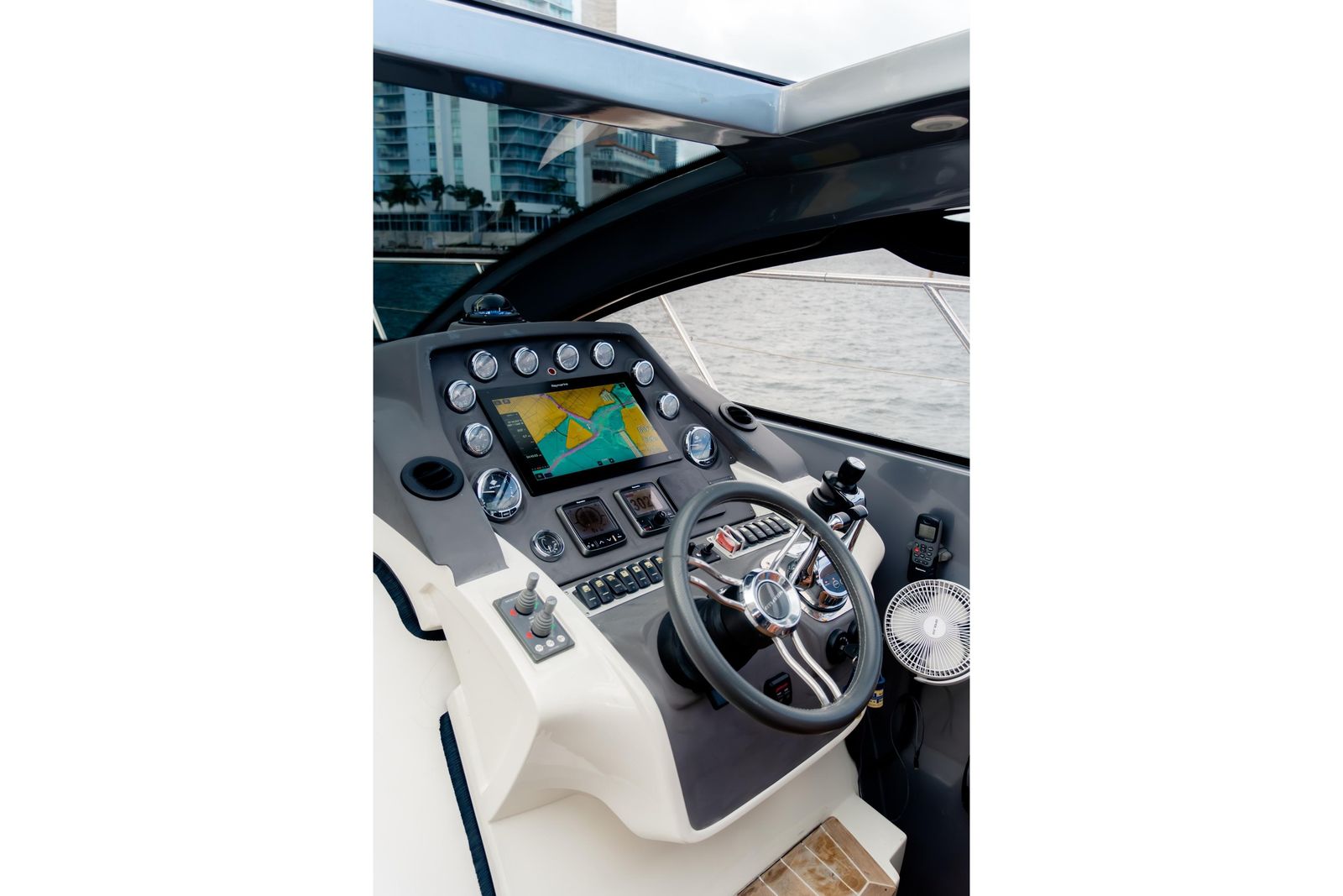 2013 Azimut Atlantis 48 — Cummins Diesel Inboard, Miami