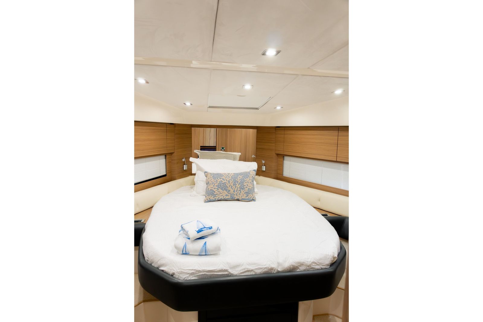 2013 Azimut Atlantis 48 — Cummins Diesel Inboard, Miami