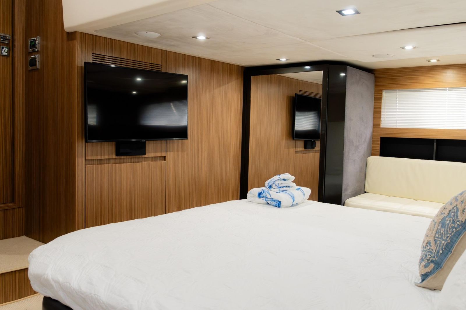 2013 Azimut Atlantis 48 — Cummins Diesel Inboard, Miami