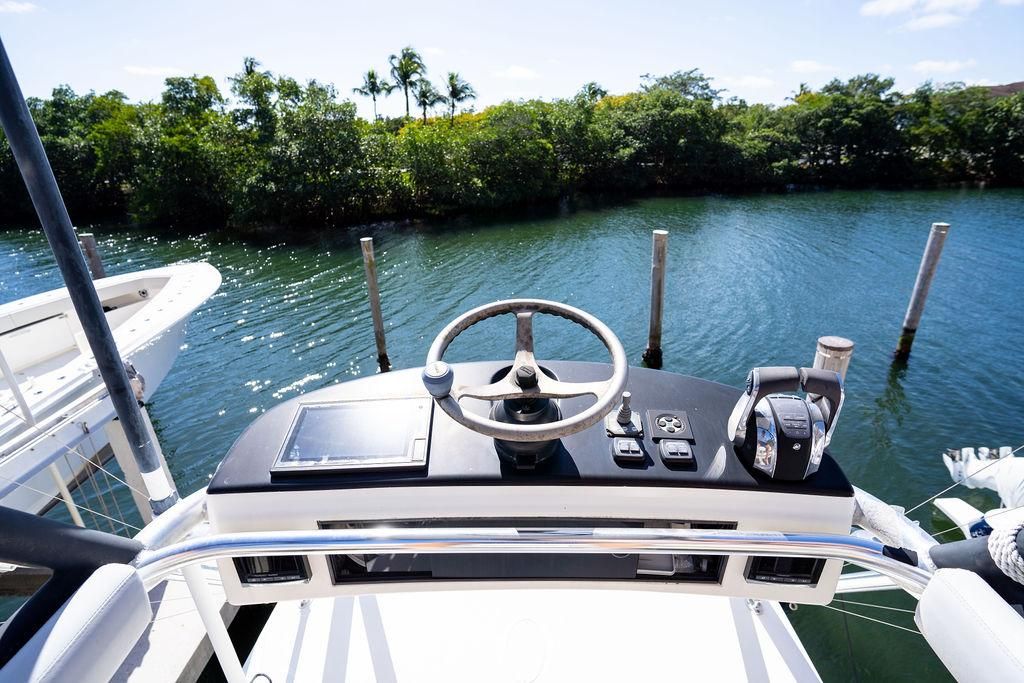 2016 SeaVee 430 Fisharound — Quad Mercury Verado 350s, Miami