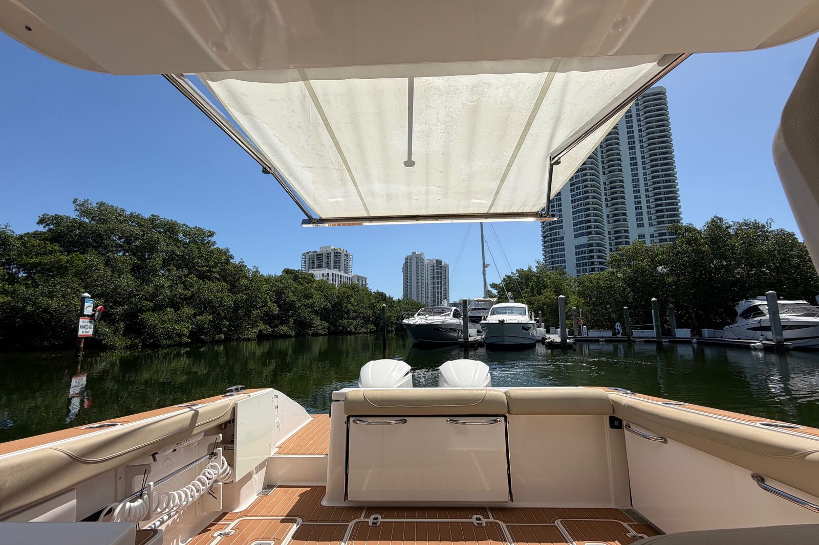 2016 Pursuit DC 325 Dual Console