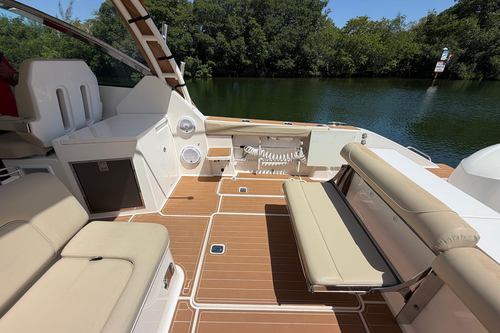 2016 Pursuit DC 325 Dual Console