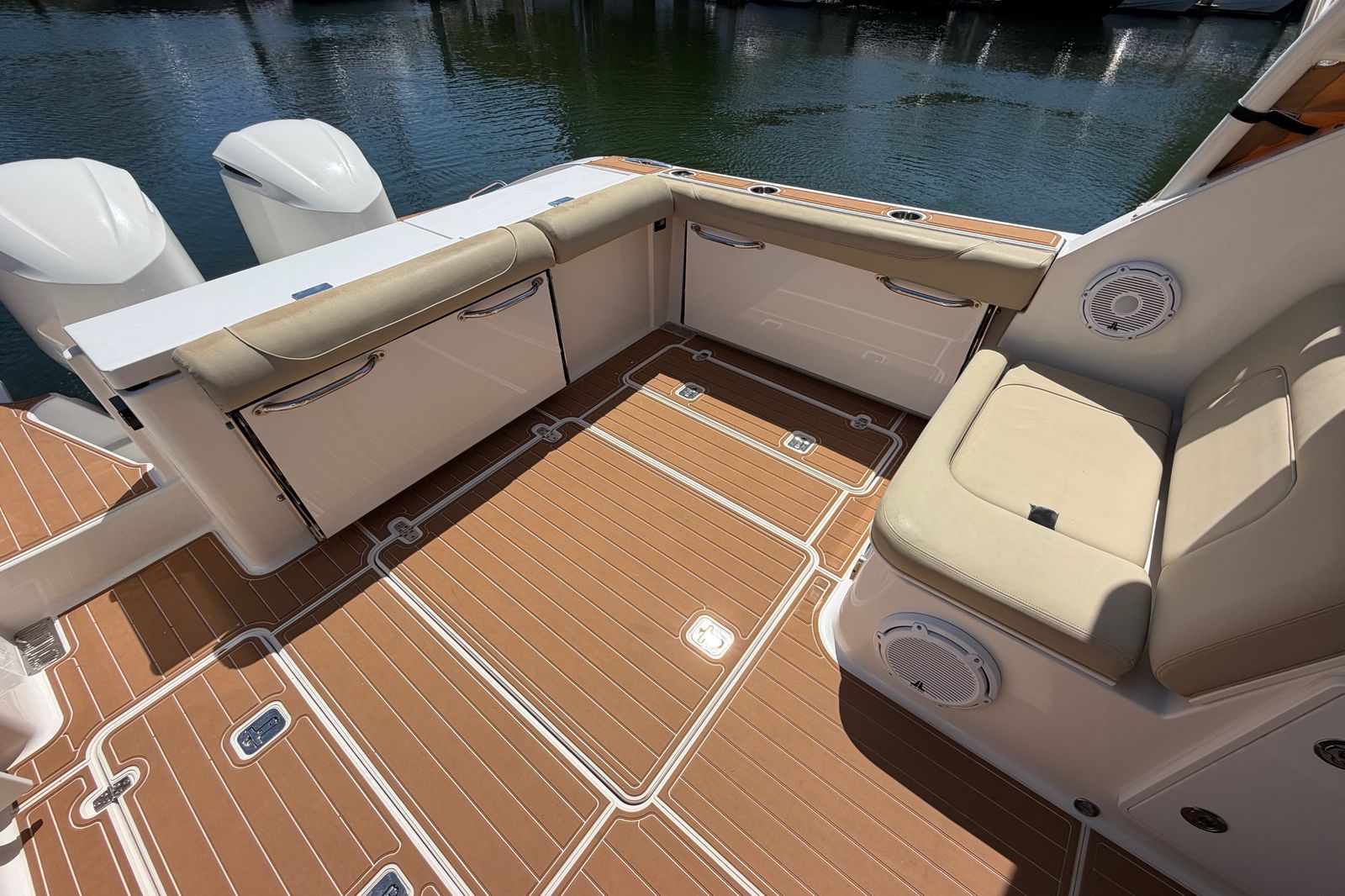 2016 Pursuit DC 325 Dual Console
