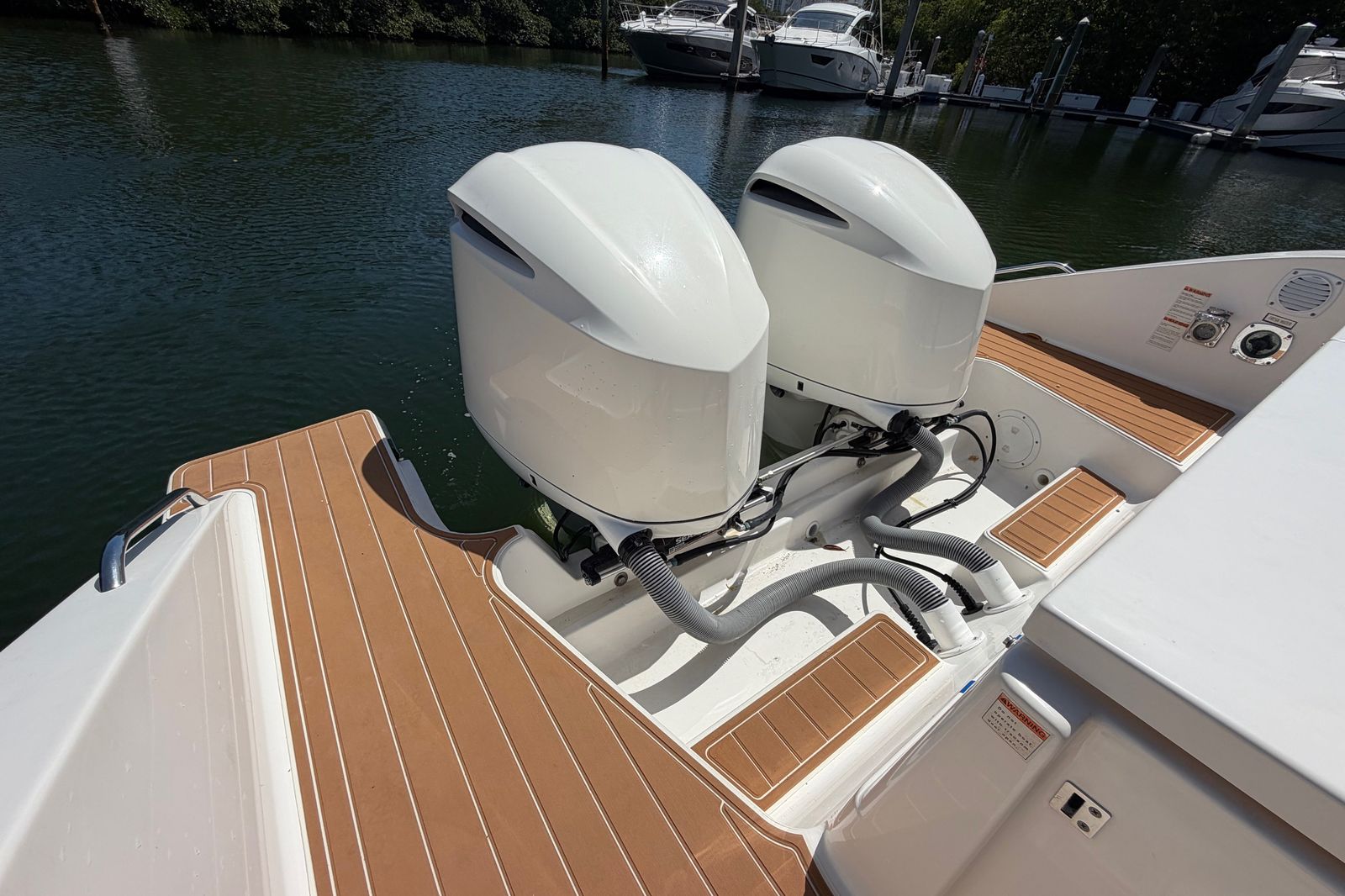 2016 Pursuit DC 325 Dual Console