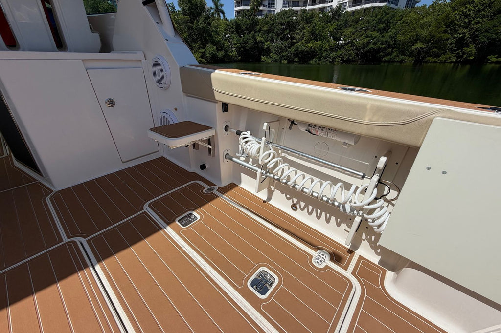 2016 Pursuit DC 325 Dual Console