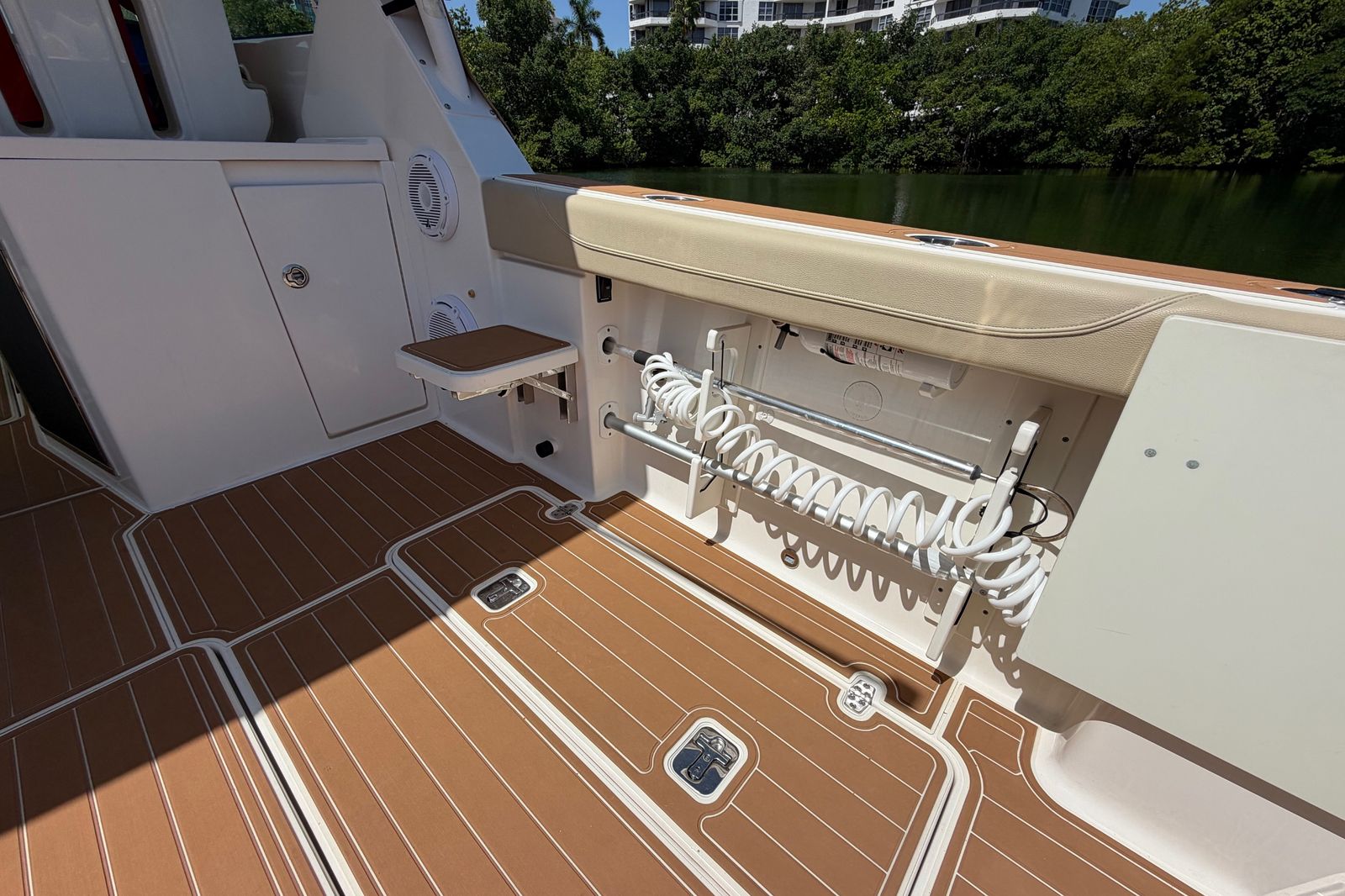 2016 Pursuit DC 325 Dual Console