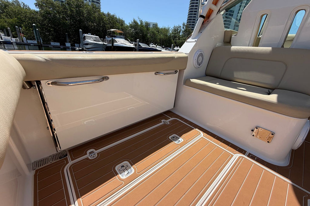 2016 Pursuit DC 325 Dual Console