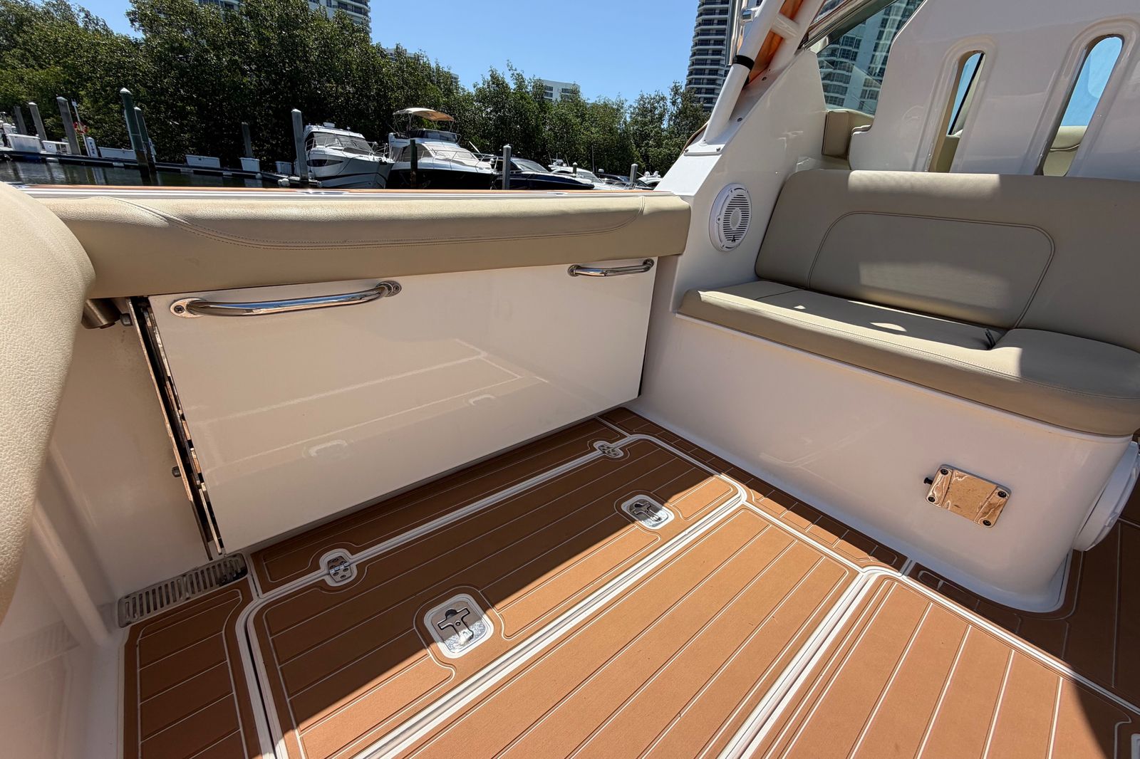 2016 Pursuit DC 325 Dual Console