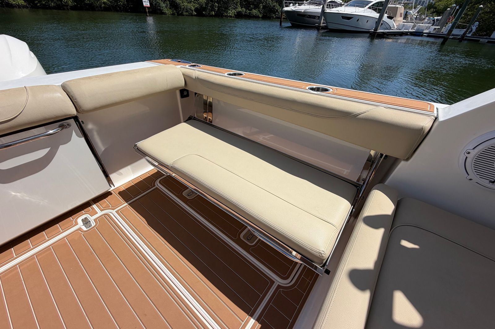 2016 Pursuit DC 325 Dual Console