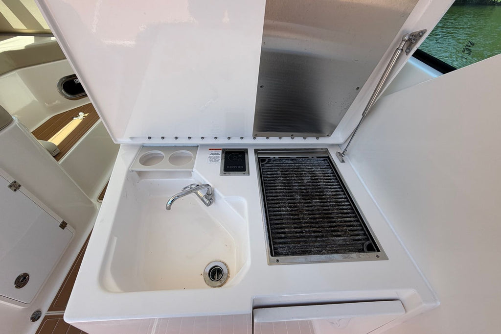 2016 Pursuit DC 325 Dual Console