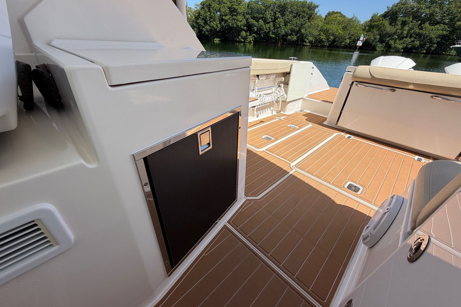2016 Pursuit DC 325 Dual Console