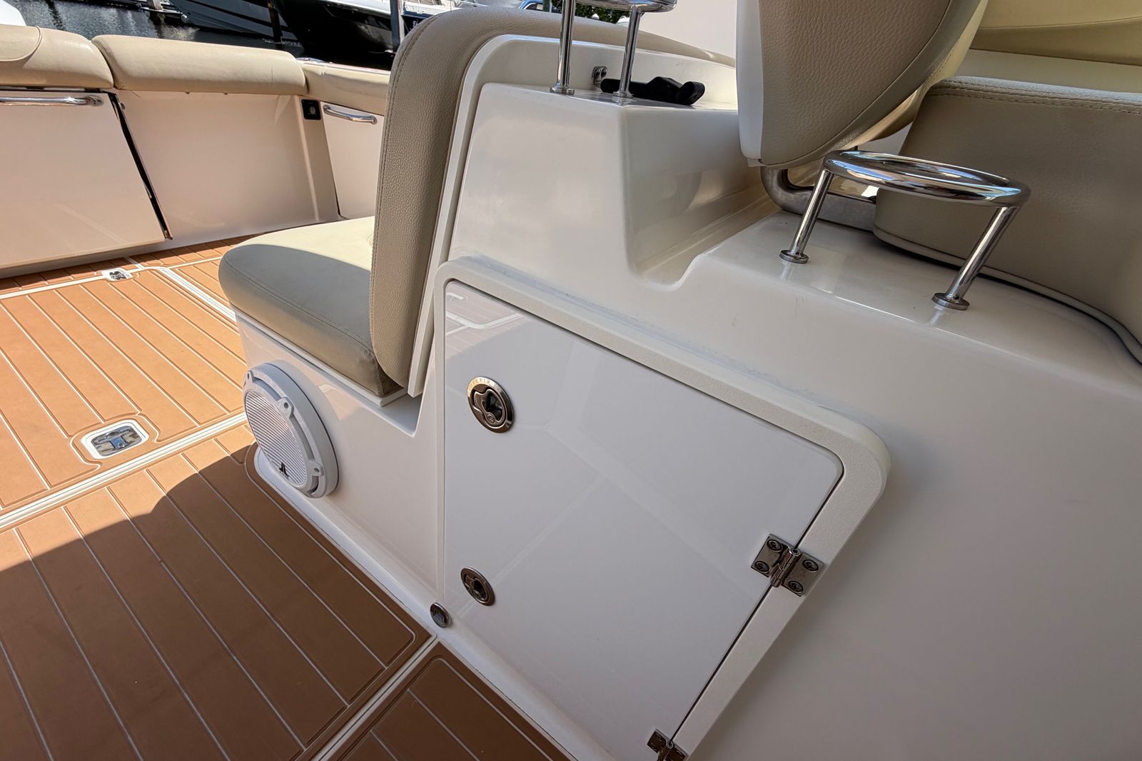 2016 Pursuit DC 325 Dual Console