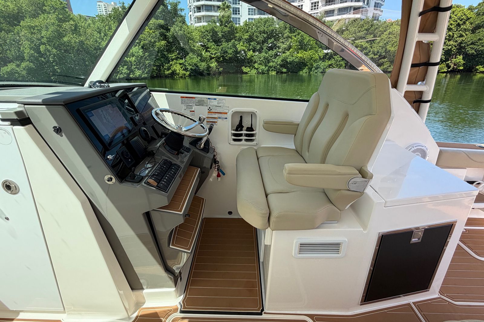 2016 Pursuit DC 325 Dual Console