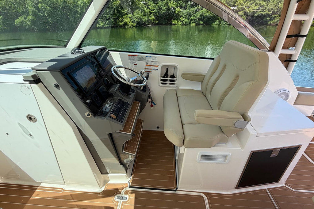 2016 Pursuit DC 325 Dual Console