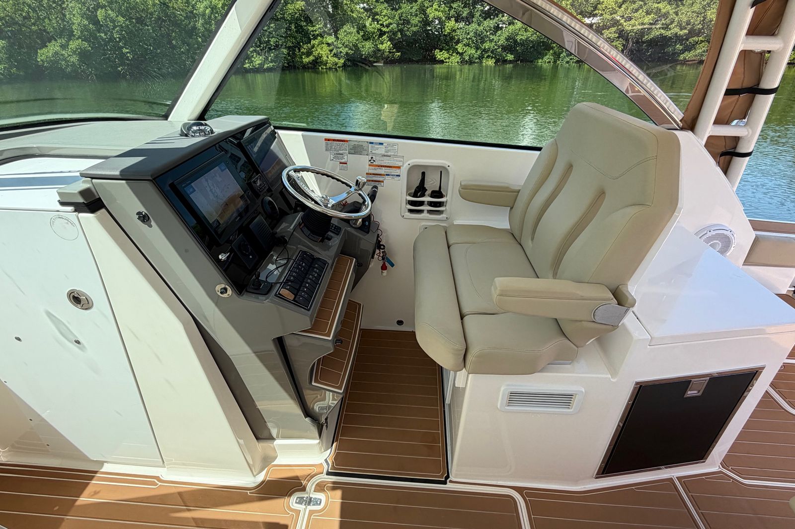 2016 Pursuit DC 325 Dual Console