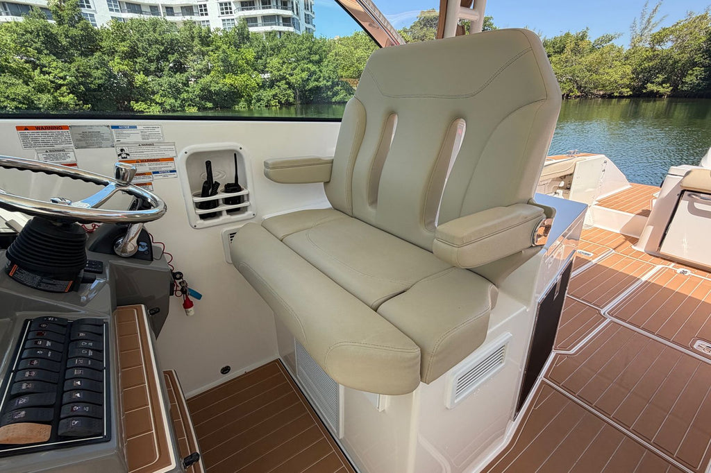 2016 Pursuit DC 325 Dual Console