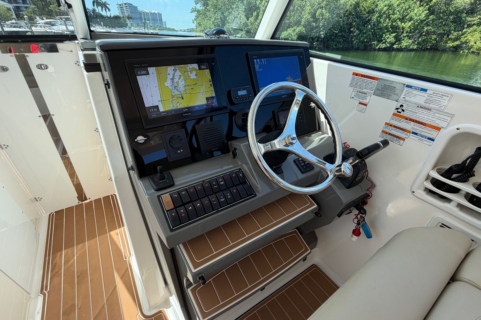 2016 Pursuit DC 325 Dual Console