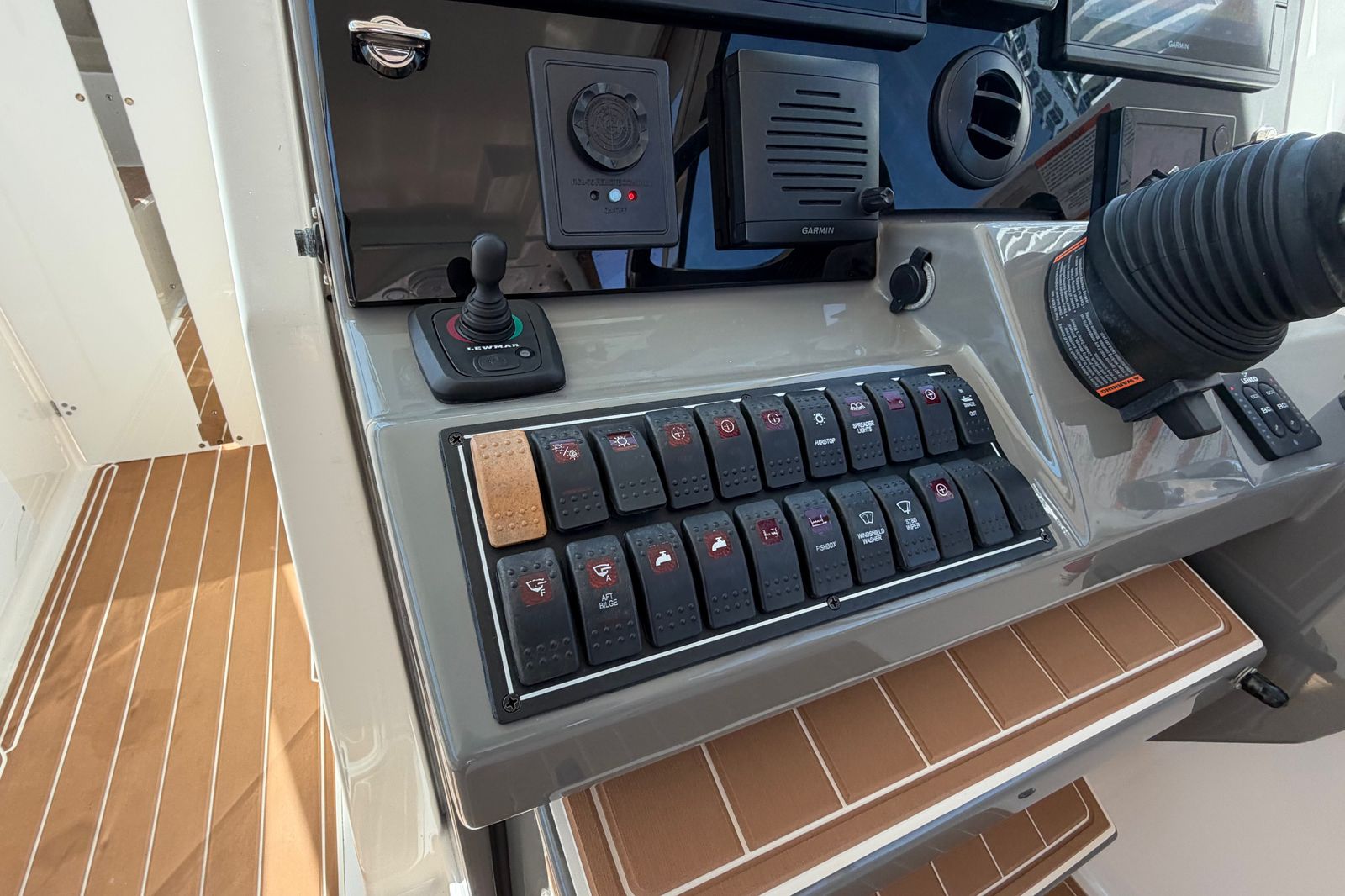 2016 Pursuit DC 325 Dual Console