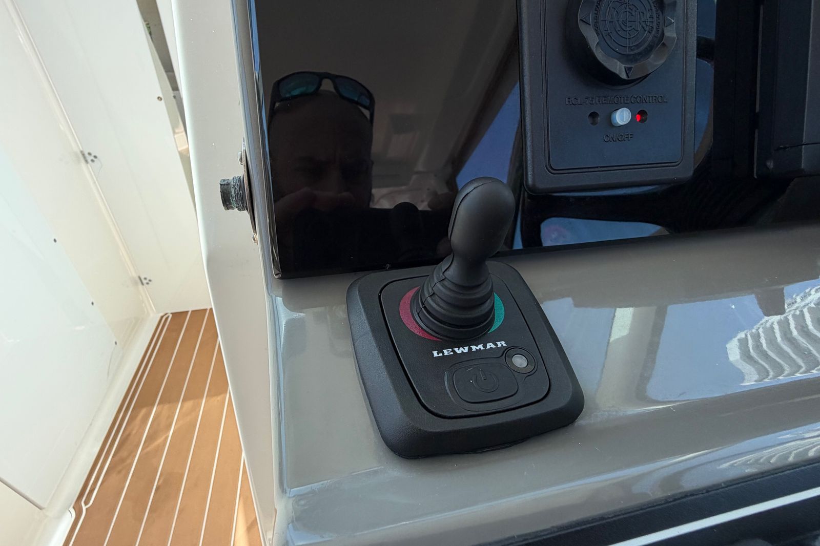 2016 Pursuit DC 325 Dual Console