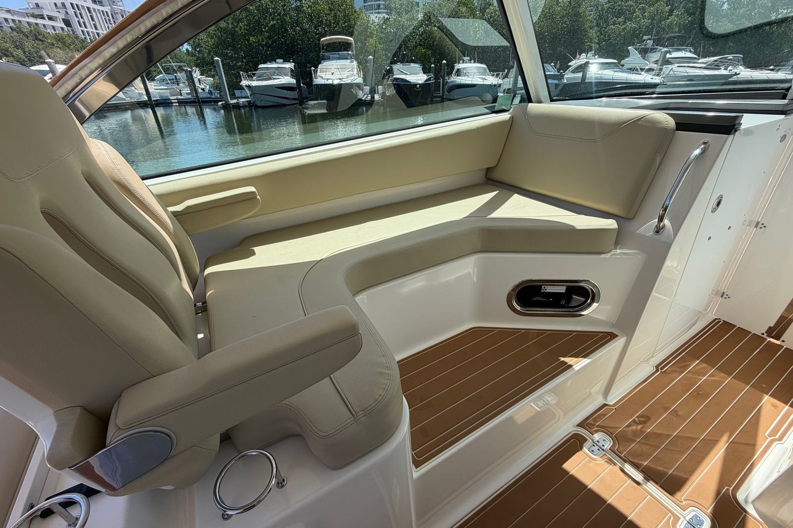 2016 Pursuit DC 325 Dual Console