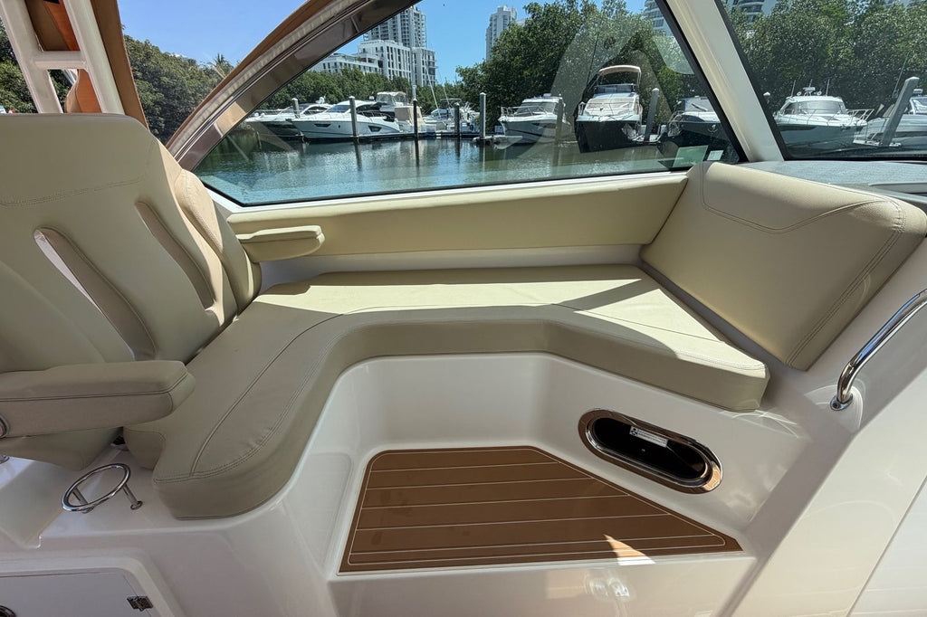 2016 Pursuit DC 325 Dual Console