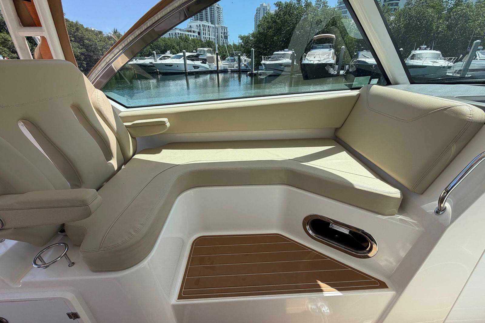 2016 Pursuit DC 325 Dual Console