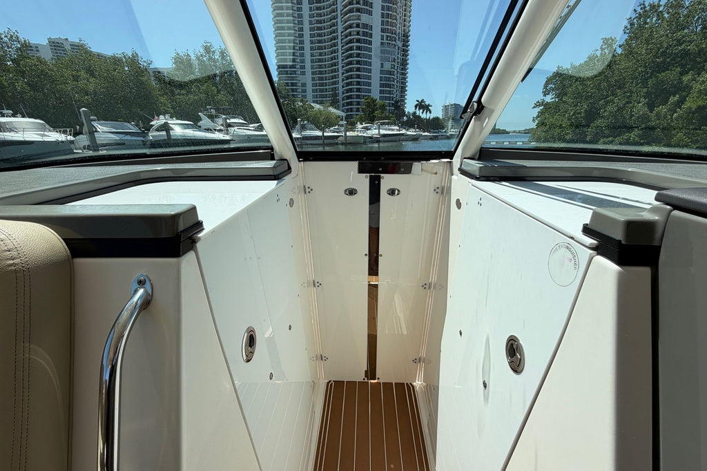 2016 Pursuit DC 325 Dual Console