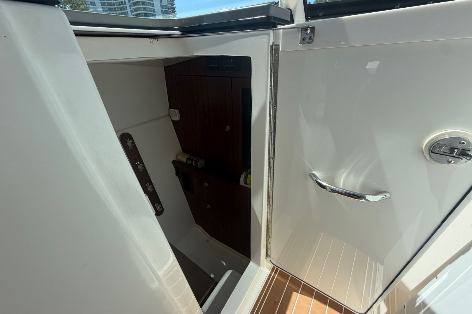 2016 Pursuit DC 325 Dual Console