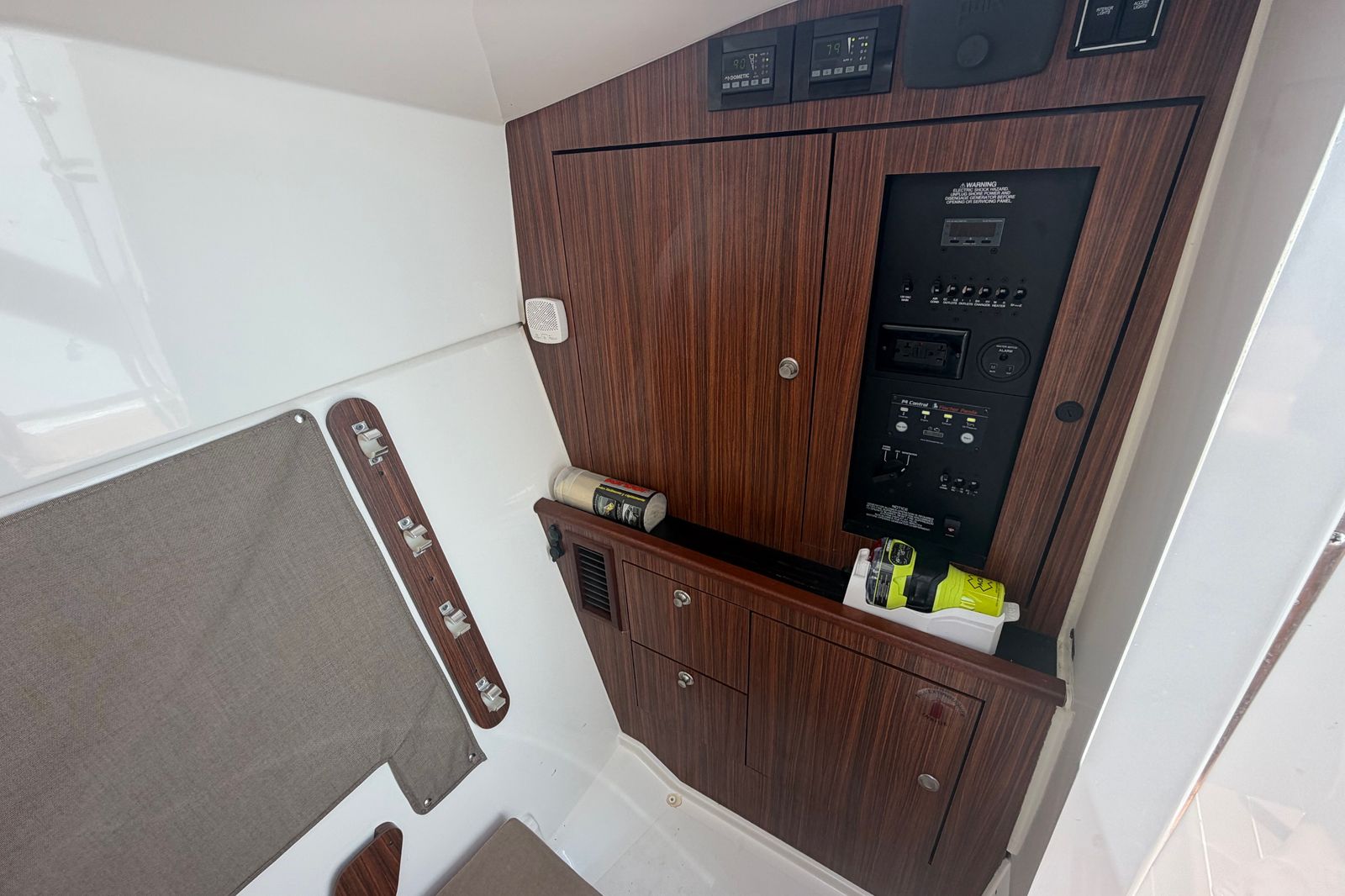 2016 Pursuit DC 325 Dual Console