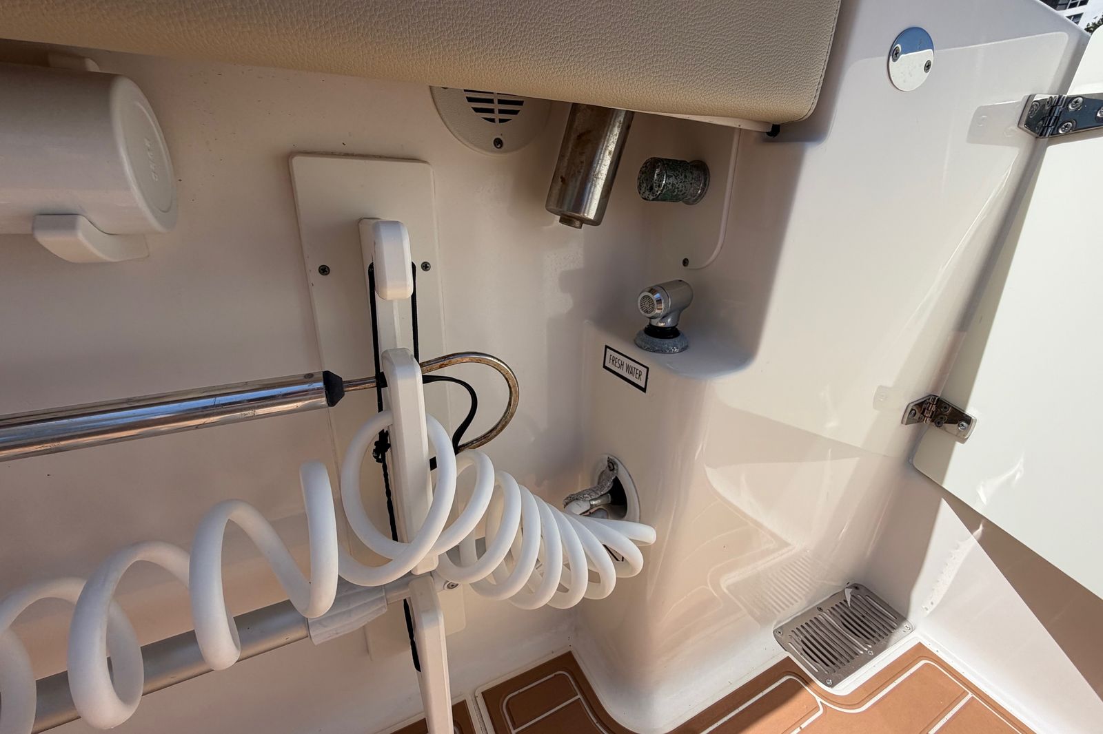 2016 Pursuit DC 325 Dual Console