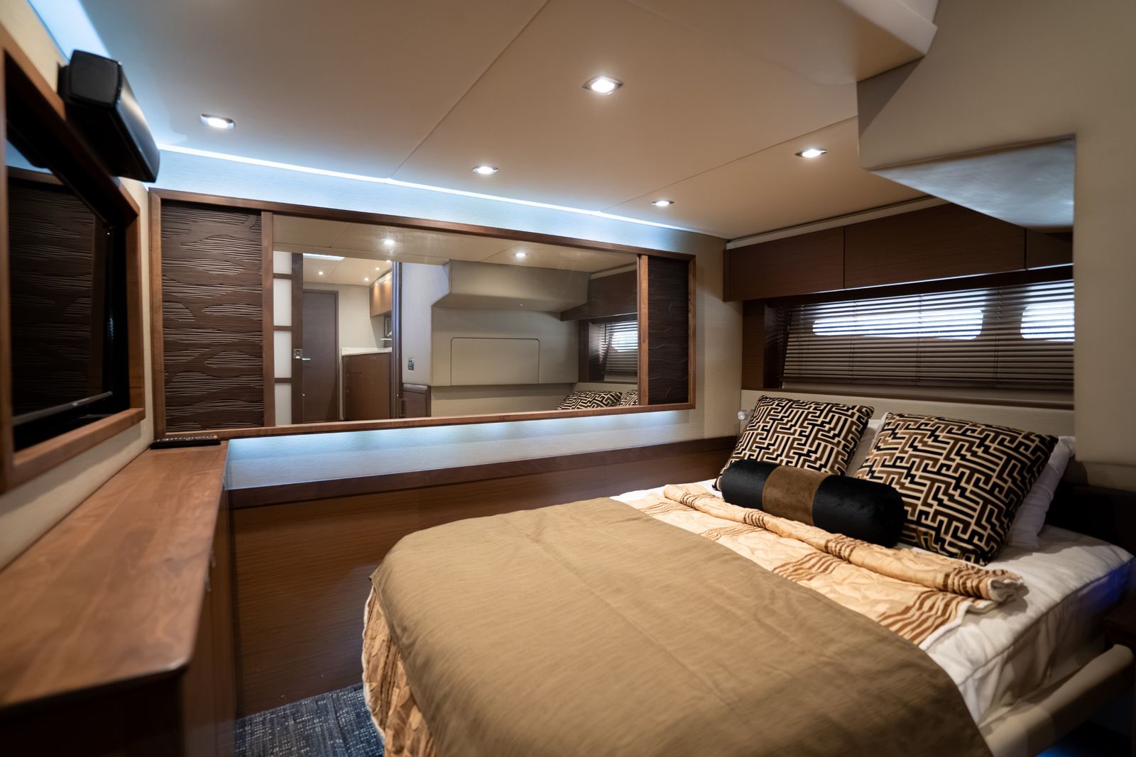 2016 Sea Ray Sundancer 540 — Twin Cummins QSM-11 Diesels, Miami