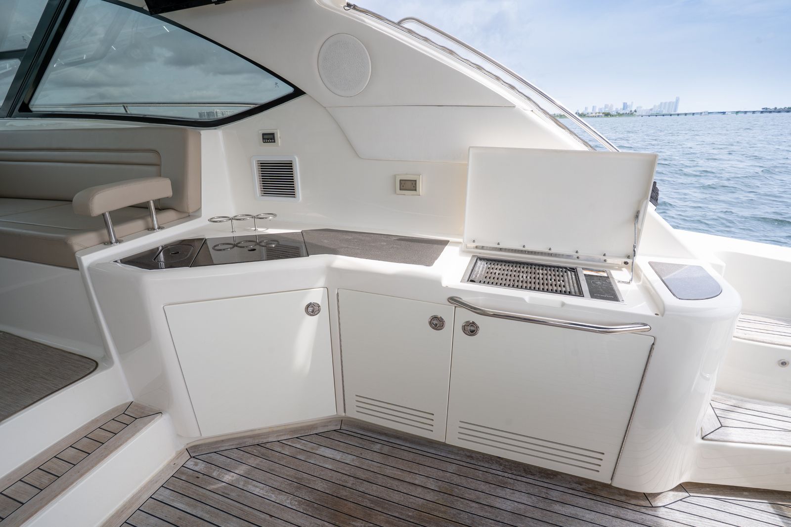 2016 Sea Ray Sundancer 540 — Twin Cummins QSM-11 Diesels, Miami