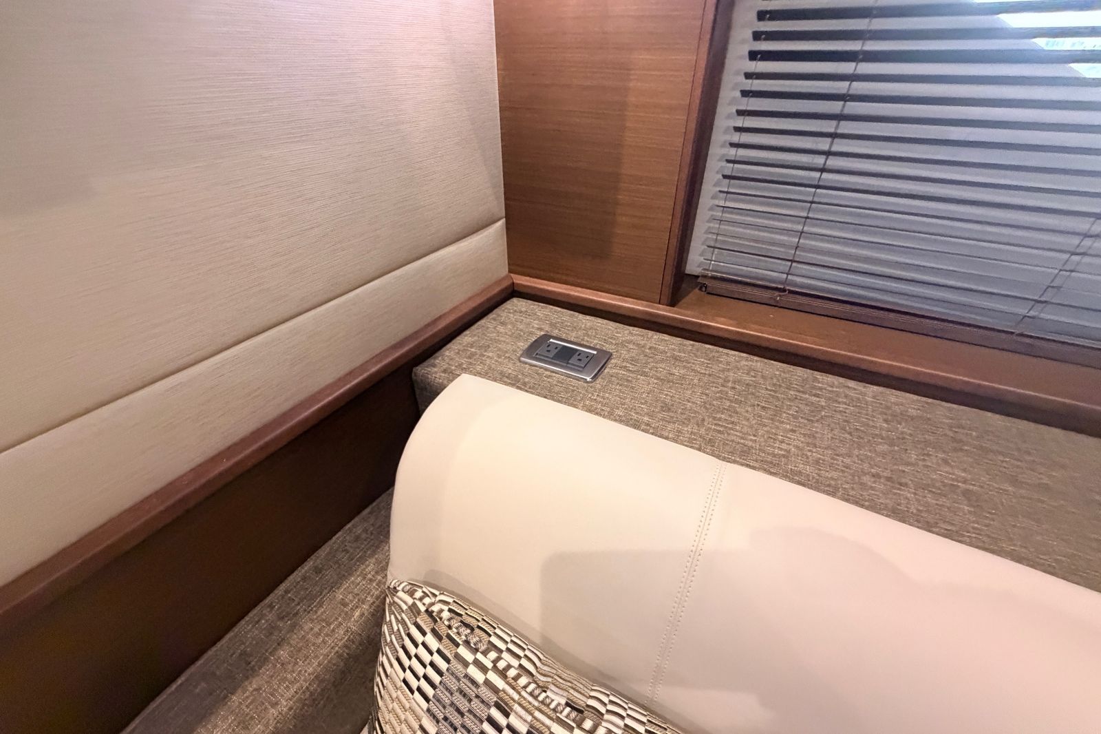 2016 Sea Ray Sundancer 540 — Twin Cummins QSM-11 Diesels, Miami
