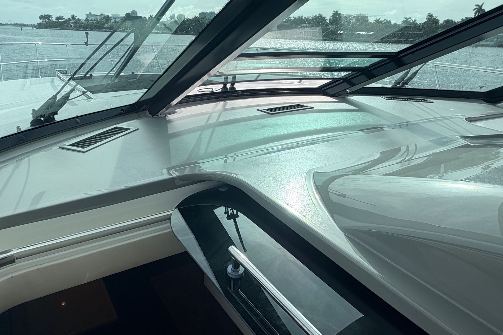 2016 Sea Ray Sundancer 540 — Twin Cummins QSM-11 Diesels, Miami